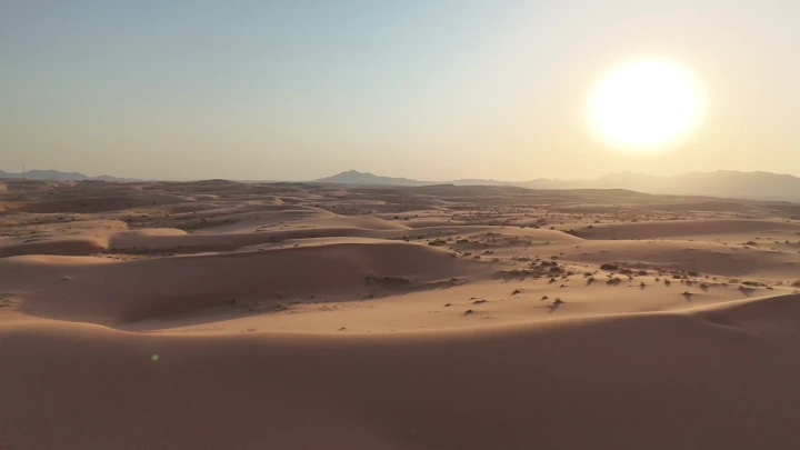 منظر جوي لتضاريس الحفير  منطقة حائل عند الغروب، لقطة درون.