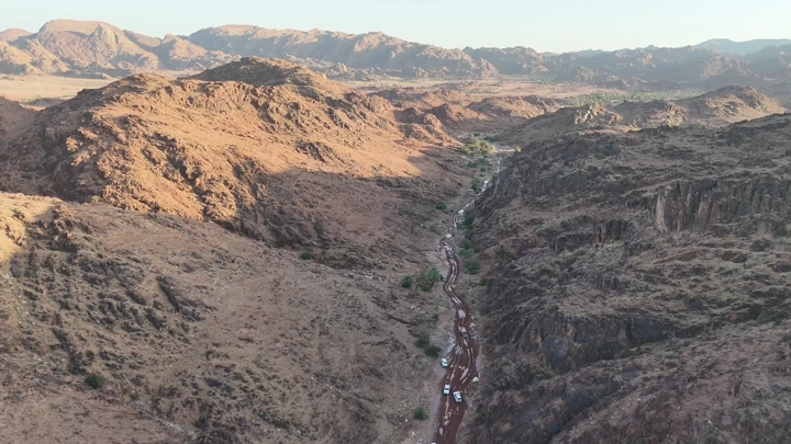 تضاريس جبلية في جبال جو في منطقة حائل أثناء المطر، لقطة جوية.