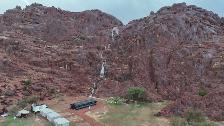 تضاريس توارن الجبلية في حائل أثناء المطر، لقطة جوية.