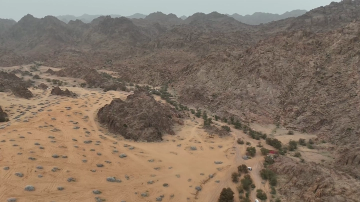 نايلات نفود و جبلية في منطقة حائل، لقطة جوية.