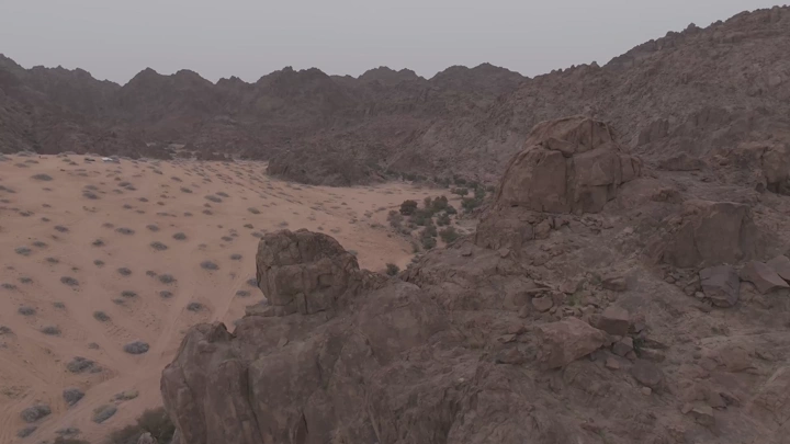 تضاريس صخرية في نايلات في منطقة حائل، لقطة جوية.