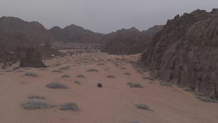 تضاريس جبال نايلات في منطقة حائل مع جبال وصحراء، لقطة جوية.