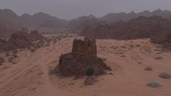 تضاريس صخرية في منطقة حائل، لقطة جوية نهارية.