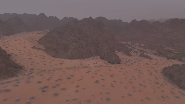 تضاريس صخرية في منطقة حائل، لقطة جوية عند الغروب.