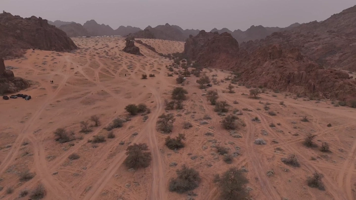 تضاريس منطقة حائل مع تلال وصخور، لقطة جوية.