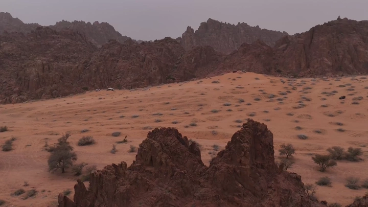 تضاريس جبلية في منطقة حائل، لقطة جوية نهارية.