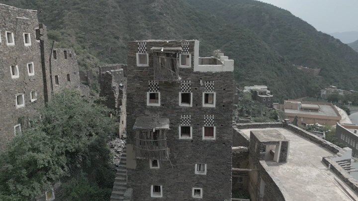 مباني حجرية تقليدية في رجال ألمع، لقطة جوية.