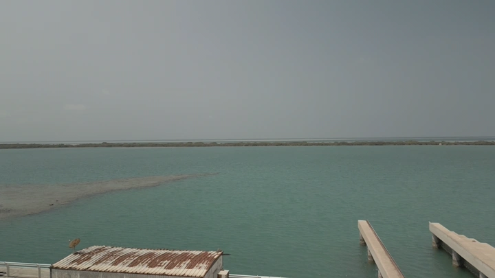 شاطئ ثول في يوم غائم، لقطة من زاوية مرتفعة.