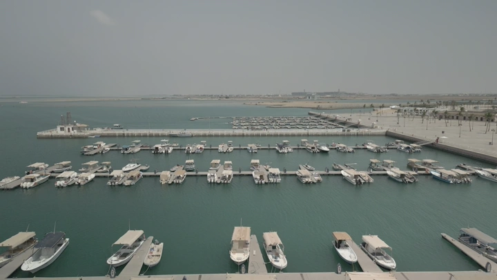 قوارب راسية في مرسى شاطئ ثول، لقطة جوية نهارية.