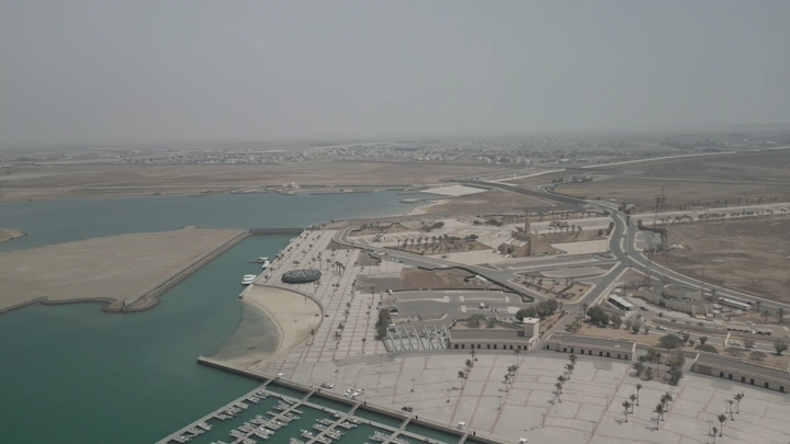 منظر جوي لشاطئ ثول والمارينا في يوم غائم.