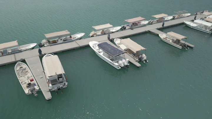 قوارب راسية في مرسى بشاطئ ثول، لقطة جوية.