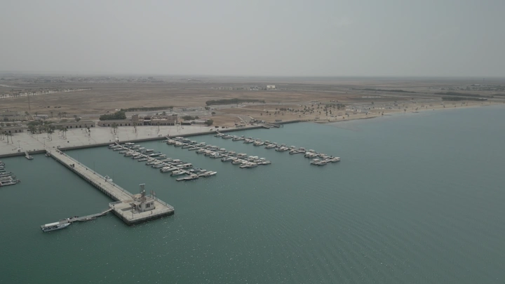 مرسى قوارب في شاطئ ثول، صورة جوية.