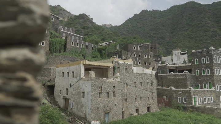 قرية حجرية في رجال ألمع، تصوير من زاوية منخفضة.