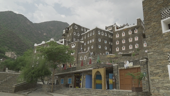 مباني حجرية تقليدية في رجال ألمع، لقطة نهارية.