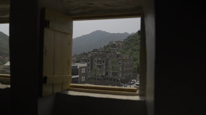 منظر لرجال المع من نافذة خشبية، لقطة طبيعية.