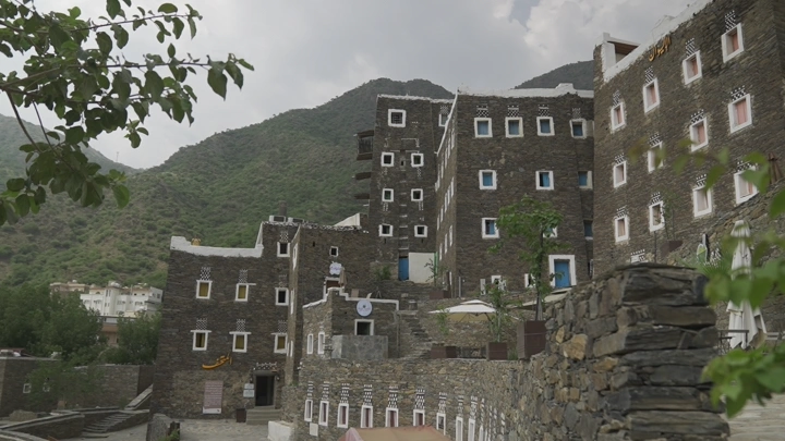 مباني تقليدية في رجال المع بمنطقة جبلية، لقطة نهارية.