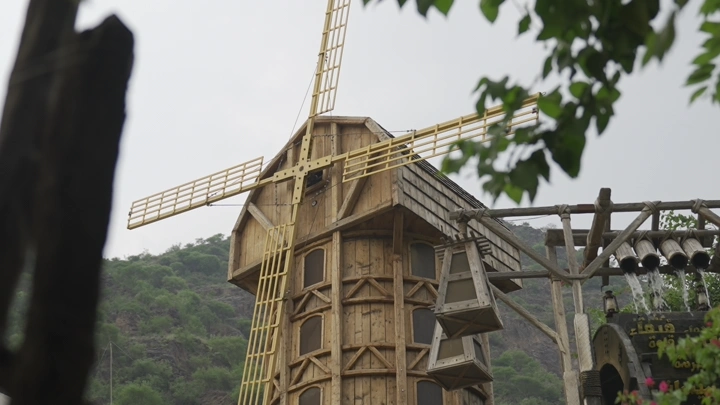 طاحونة خشبية في رجال المع، لقطة من الأسفل.