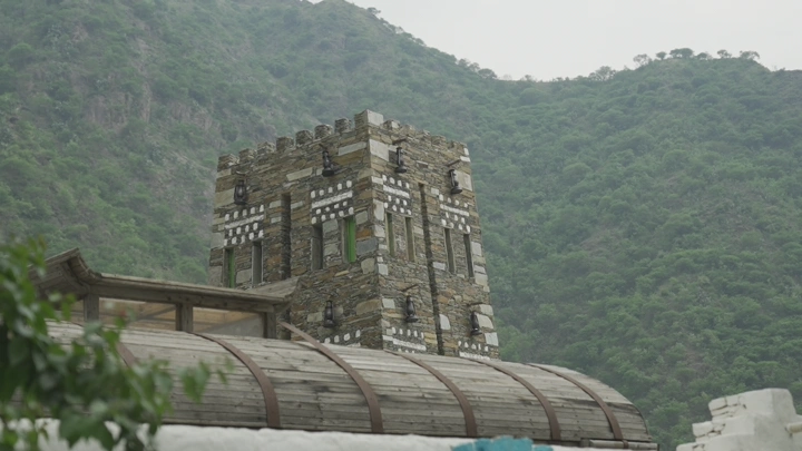 برج حجري في رجال المع، لقطة نهارية.