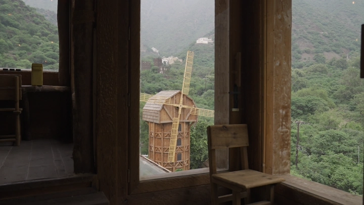 طاحونة خشبية في رجال المع، لقطة من نافذة خشبية.