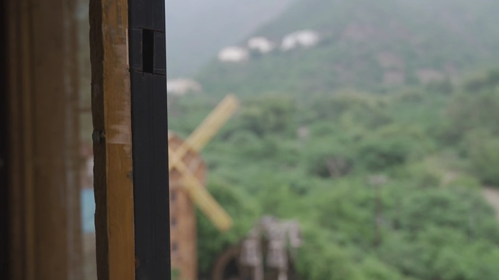 منظر طبيعي في رجال المع، لقطة ضبابية من نافذة.