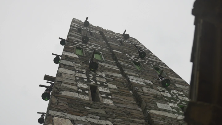 برج حجري قديم في رجال المع، لقطة من الأسفل.