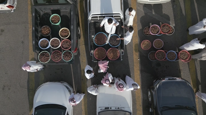 سوق التمور في حائل 2023، لقطة جوية من الأعلى.