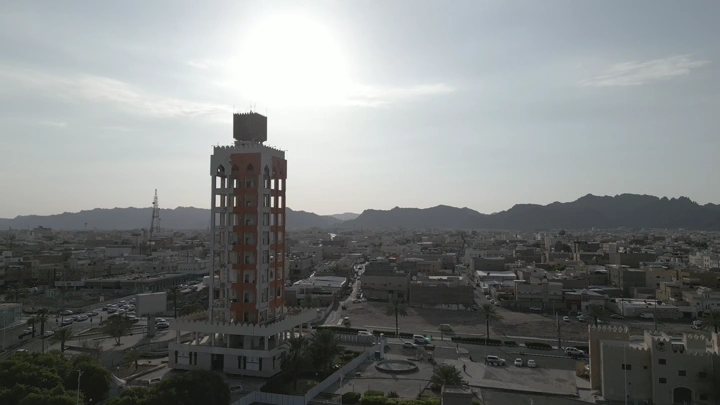 برج حائل 2023 تحت ضوء الشمس، لقطة جوية.