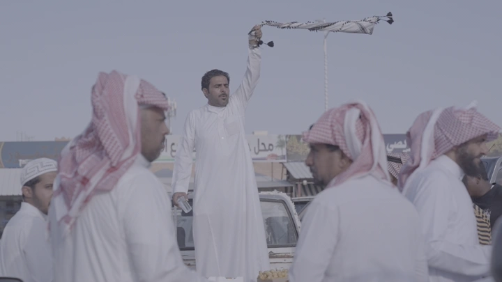 رجل دلال في سوق التمور، لقطة نهارية.