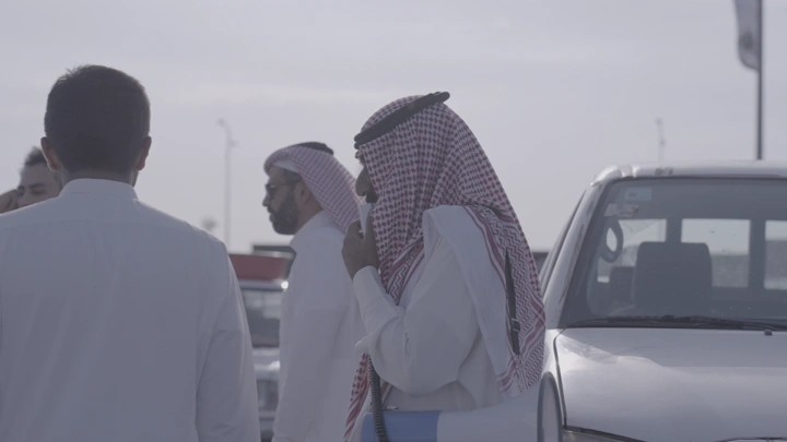 رجال في سوق التمور بحائل 2023، لقطة قريبة.