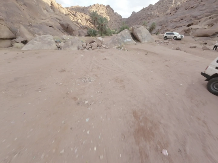 وادي جبلي مع سيارات دفع رباعي، لقطة بانورامية.