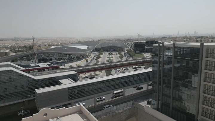 منظر جوي لمباني حديثة في الرياض، لقطة نهارية.