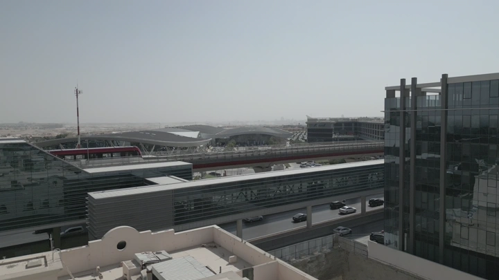 منظر لمحطة قطار في مدينة الرياض، لقطة من الجو.