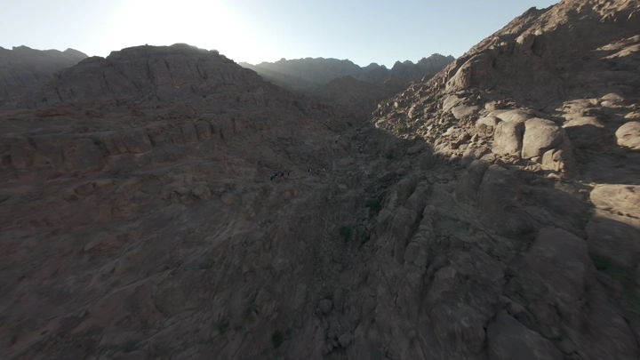 هايكنق في جبال صخرية في حائل، لقطة جوية.