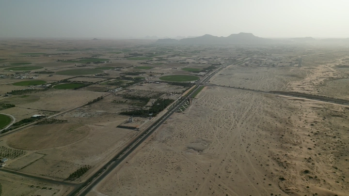 منظر جوي لمحافظة جبة مع حقول زراعية وصحراء في الأفق.