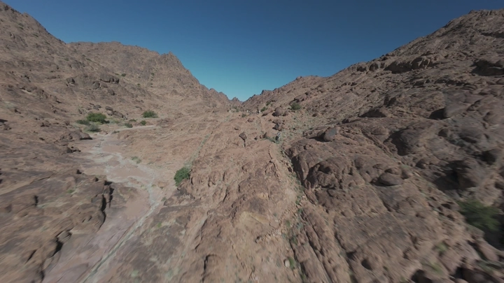 منظر جبلي صخري تحت سماء زرقاء، لقطة جوية .