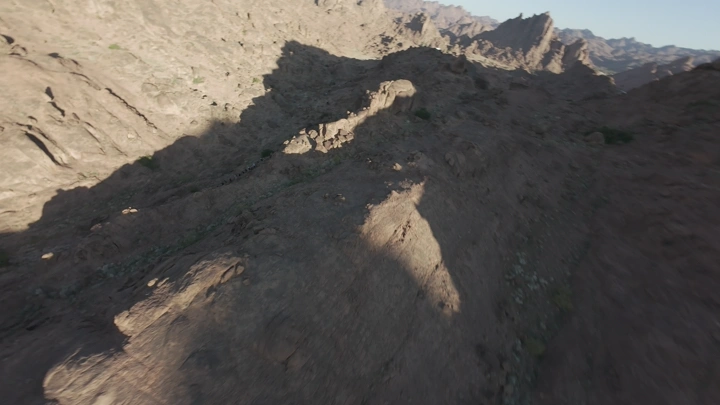 هايكنج في جبال صخرية في حائل، لقطة جوية.