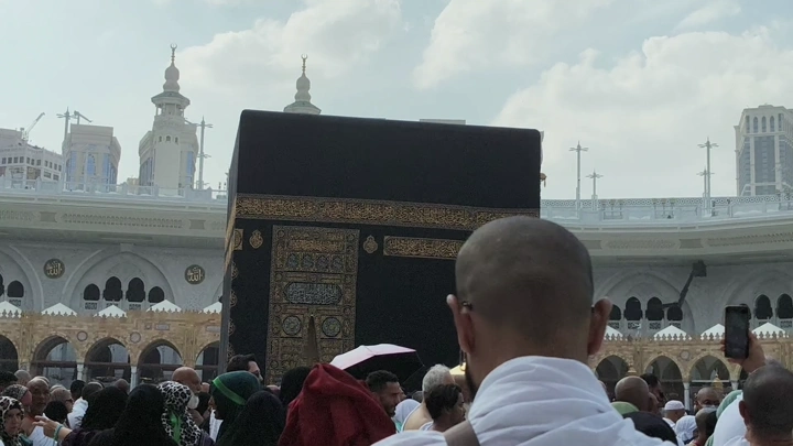 الكعبة المشرفة في المسجد الحرام بمكة المكرمة، لقطة فيديو تظهر حركة المعتمرين.