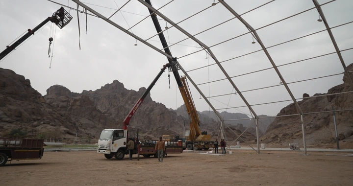 موقع بناء في منطقة جبلية، لقطة من مستوى الأرض.