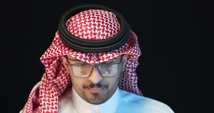 رجل يرتدي نظارات وغترة، لقطة مقرّبة.