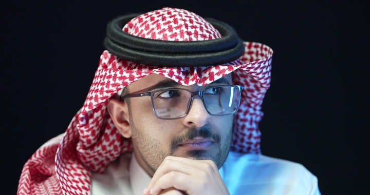 رجل يرتدي نظارات ويفكر، لقطة مقربة.