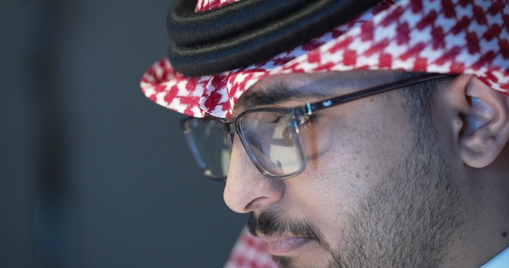 رجل يرتدي نظارات يعمل بتركيز، لقطة قريبة.