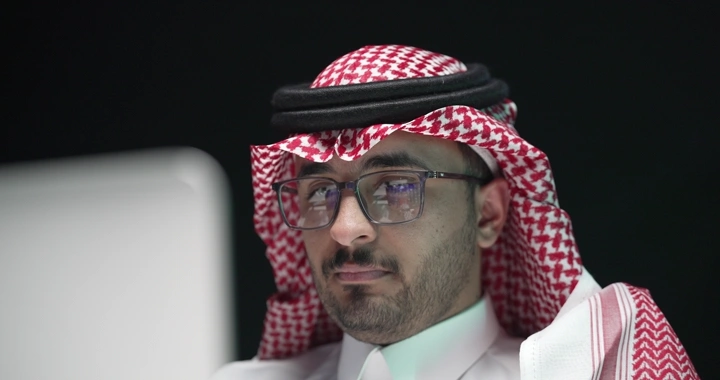 رجل سعودي يرتدي نظارات يعمل على الكمبيوتر، لقطة قريبة.