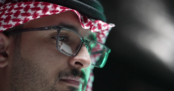 رجل سعودي يرتدي نظارات في العمل، لقطة قريبة.