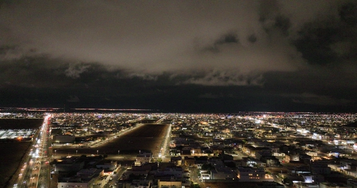 مدينة حائل ليلاً تحت سماء غائمة، منظر جوي.