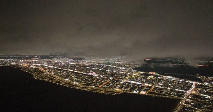 مدينة حائل ليلاً تحت سماء غائمة، منظر جوي.