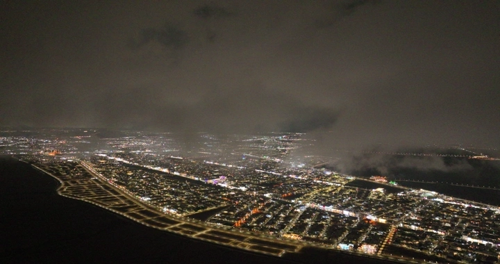 مدينة حائل ليلًا تحت الغيوم، منظر جوي.