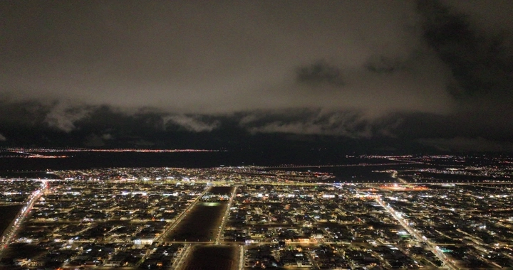 مدينة حائل ليلاً تحت السماء الغائمة، لقطة جوية.