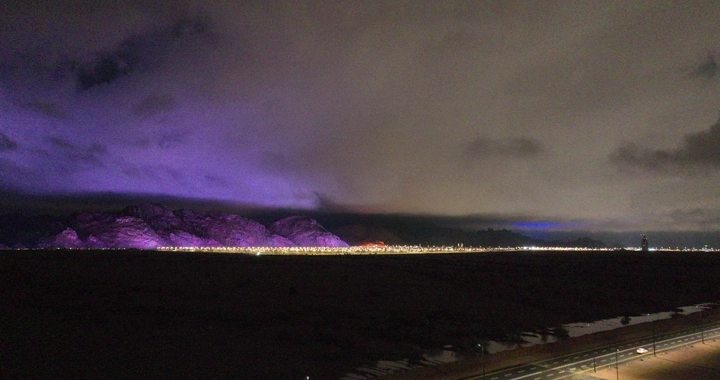 مدينة حائل ليلاً تحت سماء غائمة، منظر جوي.