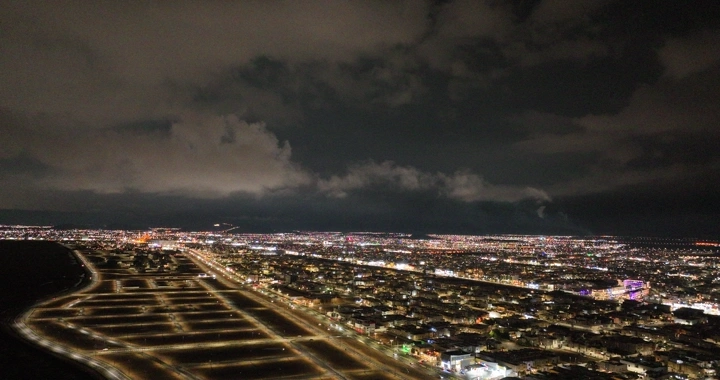 مدينة حائل ليلاً تحت الغيوم، لقطة جوية.