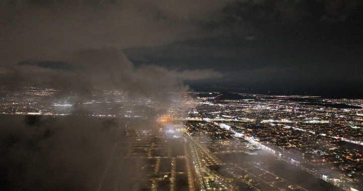 مدينة حائل ليلاً تحت الغيوم، منظر جوي.